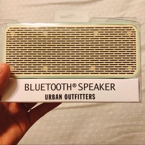 URBAN OUTFITTERS TEAL BLUETOOTH SPEAKER